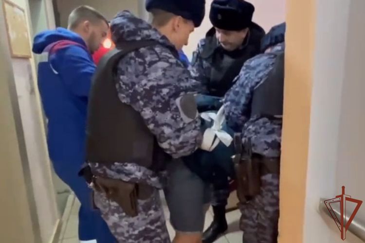 Сотрудники Росгвардии в Москве помогли бригаде скорой помощи усмирить буйного пациента (видео)