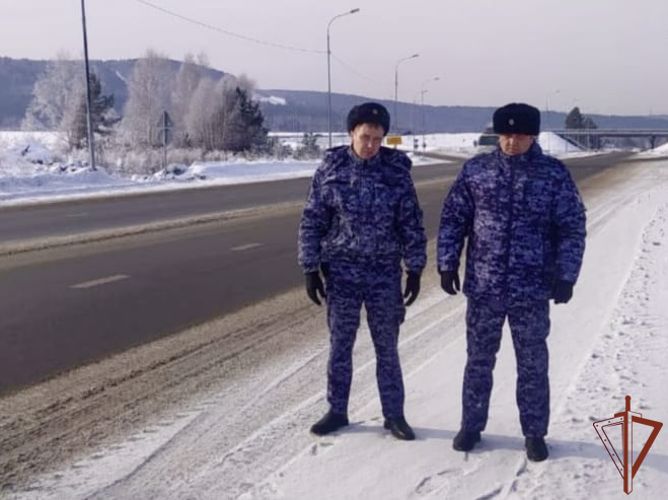 Росгвардейцы оказали доврачебную помощь пострадавшим в ДТП в Иркутской области