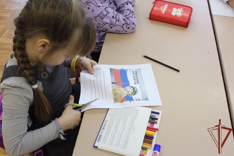 Юные вологжане написали письма для росгвардейцев, участников специальной военной операции