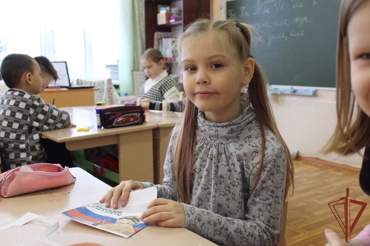 Юные вологжане написали письма для росгвардейцев, участников специальной военной операции
