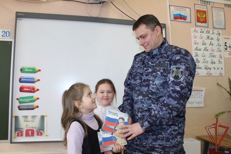 Юные вологжане написали письма для росгвардейцев, участников специальной военной операции