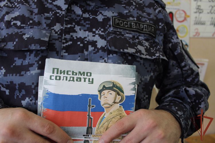 Юные вологжане написали письма для росгвардейцев, участников специальной военной операции