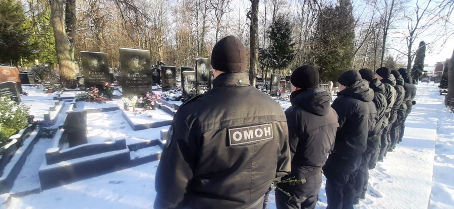 Сотрудники калининградского ОМОН Росгвардии почтили память погибшего сослуживца