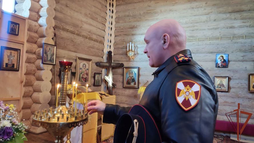 Росгвардейцы почтили память легендарного контр-адмирала Владимира Истомина в Севастополе