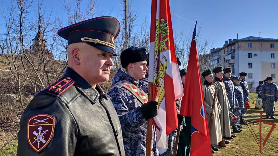 Росгвардейцы почтили память легендарного контр-адмирала Владимира Истомина в Севастополе