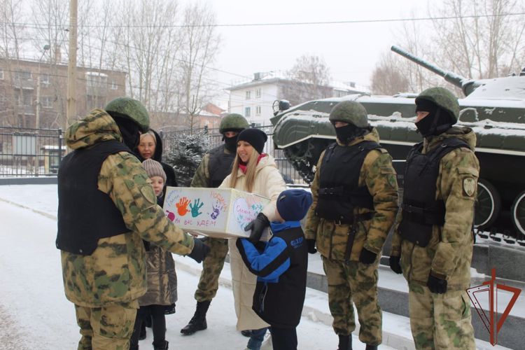 Воспитанники детского дома в Красноярске передали посылку участвующим в СВО росгвардейцам