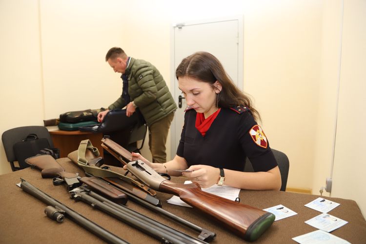 В Центральном округе Росгвардии поздравили сотрудников подразделений государственного контроля и лицензионно-разрешительной работы с профессиональным праздником