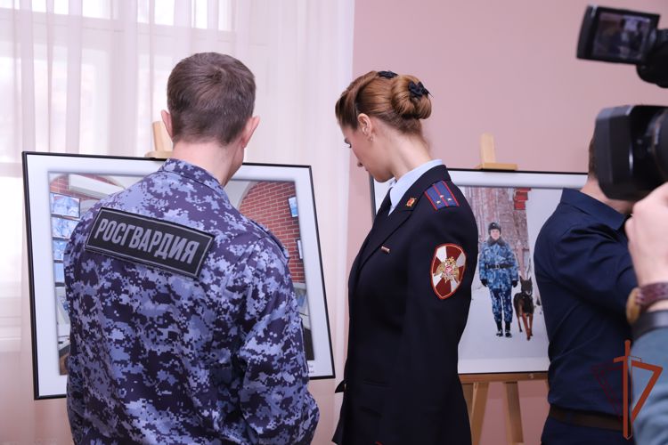 Росгвардейцы приняли участие в церемонии открытия фотовыставки «Женщины в погонах»