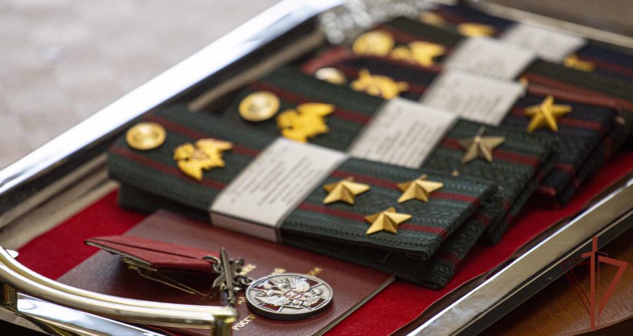 Росгвардейцу - участнику специальной военной операции вручили государственную награду в Москве