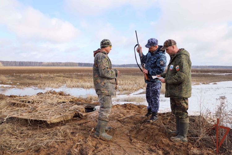 В Центральном округе Росгвардии поздравили сотрудников подразделений государственного контроля и лицензионно-разрешительной работы с профессиональным праздником  
