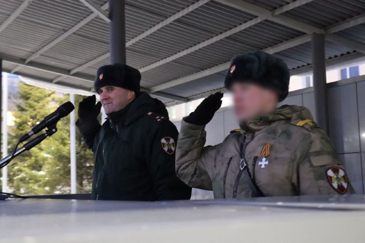 Курсанту Новосибирского военного института Росгвардии – участнику специальной военной операции вручили Георгиевский Крест
