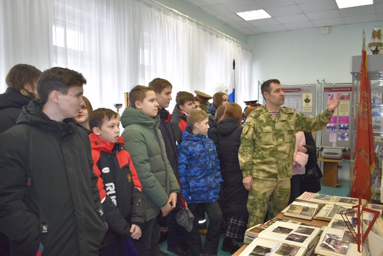 В Уральском округе военнослужащие и сотрудники Росгвардии провели ряд молодёжных патриотических мероприятий