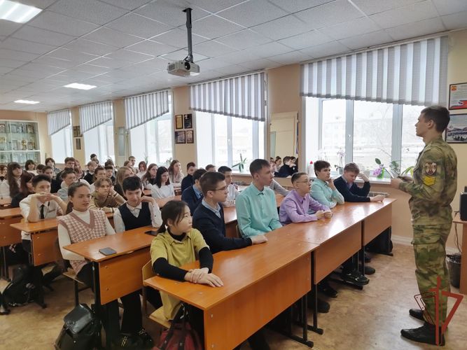 Росгвардейцы провели уроки мужества с учащимися образовательных учреждений в Сибири