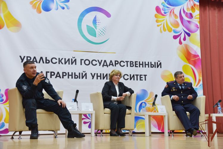 Уральские студенты встретились с офицерами Управления Росгвардии по Свердловской области (видео)