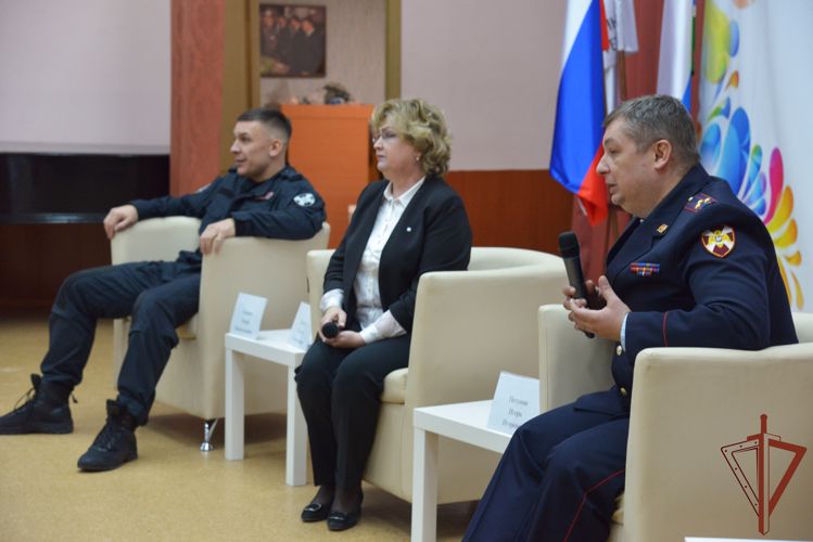 Уральские студенты встретились с офицерами Управления Росгвардии по Свердловской области (видео)