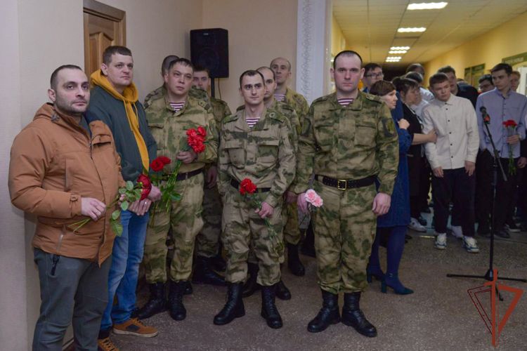Памятную доску погибшему военнослужащему Росгвардии открыли в Екатеринбурге