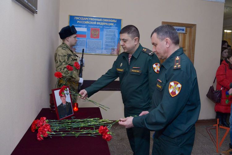 Памятную доску погибшему военнослужащему Росгвардии открыли в Екатеринбурге
