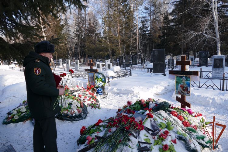 Офицеры СОБР «Каскад» почтили память погибших товарищей в Омске