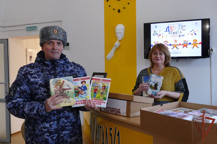 Росгвардейцы собрали и передали школьникам Луганской Народной Республики партию книг