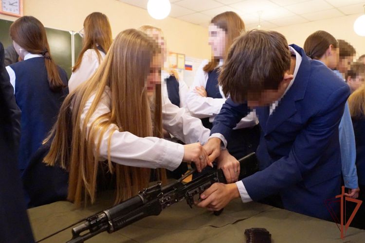 Росгвардейцы провели занятие по начальной военной подготовке с лицеистами в ЛНР