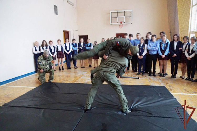 Росгвардейцы провели занятие по начальной военной подготовке с лицеистами в ЛНР