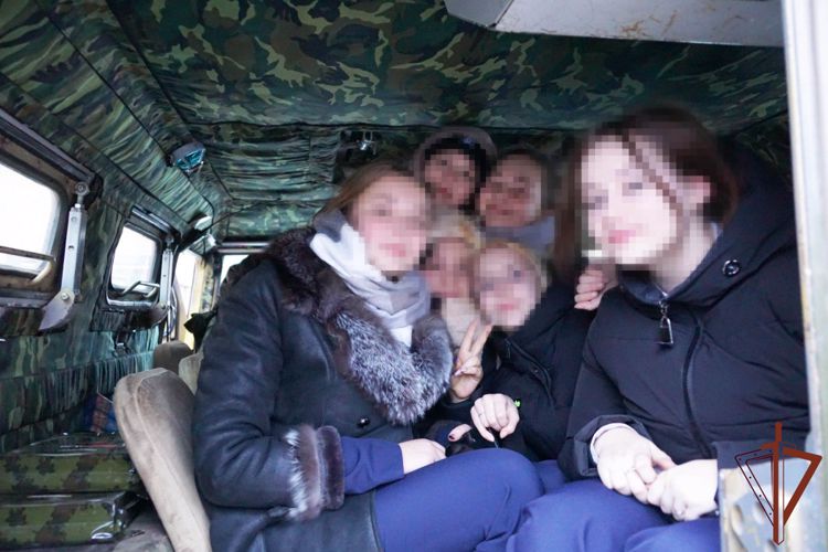 Росгвардейцы провели занятие по начальной военной подготовке с лицеистами в ЛНР