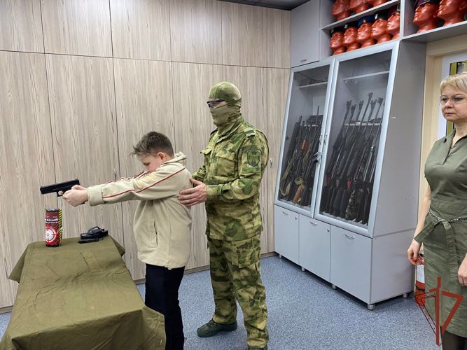 Росгвардейцы Северо-Западного округа Росгвардии показали школьникам основы доврачебной помощи