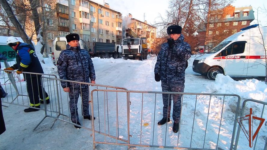 Сотрудники Росгвардии оказывают содействие экстренным службам на месте обрушения жилого дома в Новосибирске