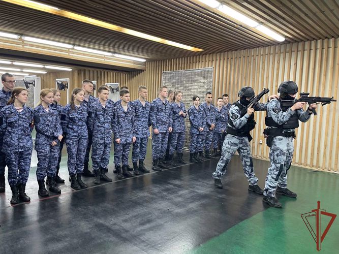 В Подмосковье сотрудники ОМОН «Русич» провели экскурсию для курсантов «Гвардейской смены»