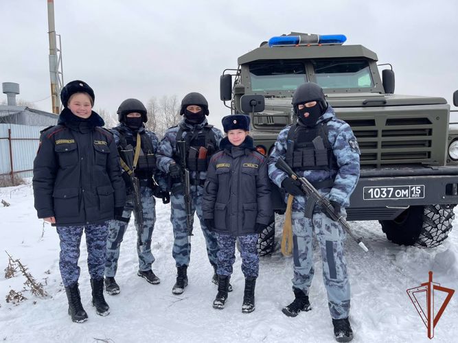 В Подмосковье сотрудники ОМОН «Русич» провели экскурсию для курсантов «Гвардейской смены»