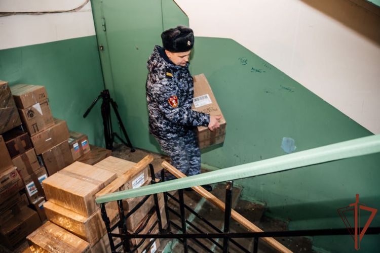 Посылку ко Дню защитника Отечества помогли отправить росгвардейцы Иркутской области в район спецоперации