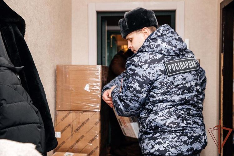 Посылку ко Дню защитника Отечества помогли отправить росгвардейцы Иркутской области в район спецоперации