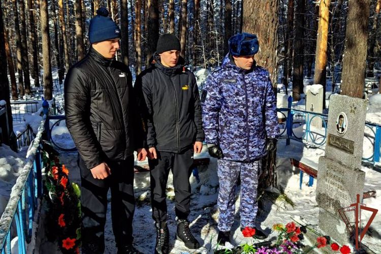 Росгвардейцы почтили память погибшего товарища в Алтайском крае