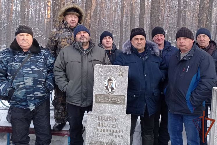 Росгвардейцы почтили память погибшего товарища в Алтайском крае