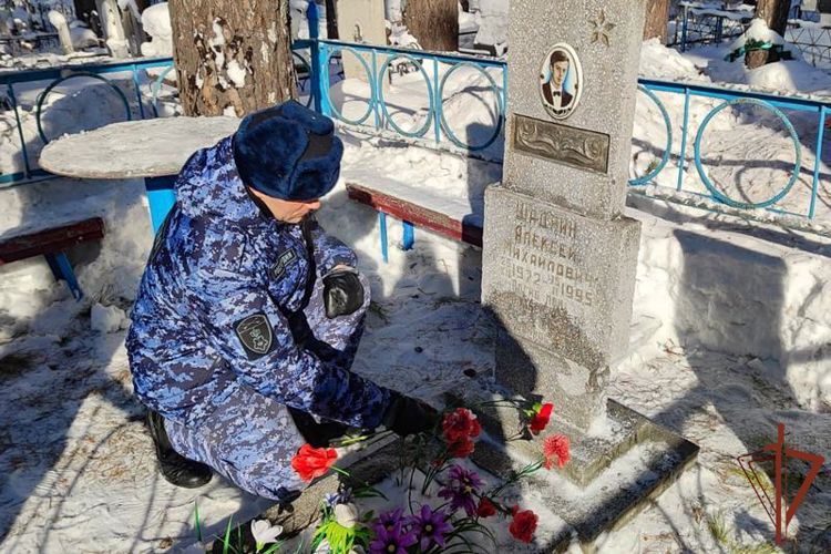 Росгвардейцы почтили память погибшего товарища в Алтайском крае
