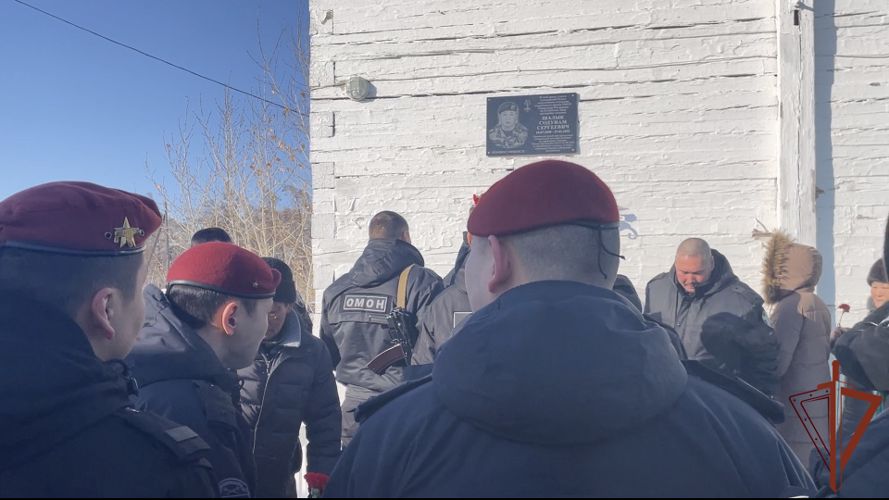 Память погибшего сотрудника ОМОН увековечили в Тыве