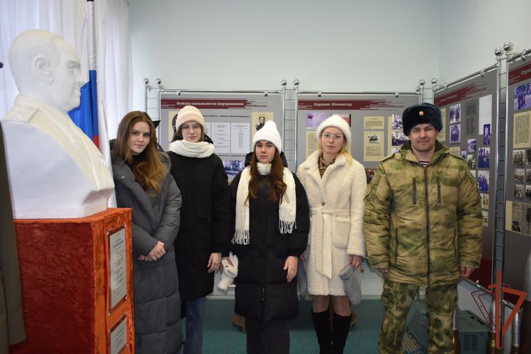 В Уральском округе военнослужащие и сотрудники Росгвардии провели ряд молодёжных патриотических мероприятий