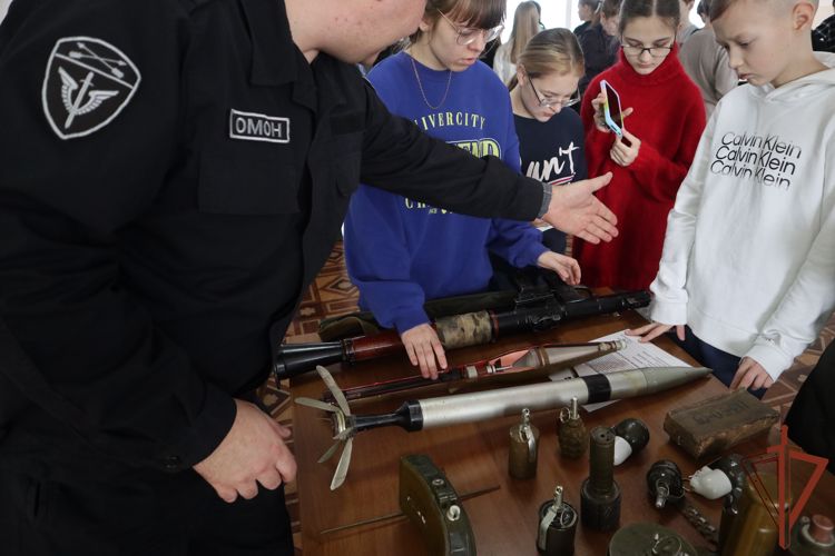 Военнослужащие и сотрудники Росгвардии продолжают заниматься патриотическим воспитанием молодёжи в Сибири