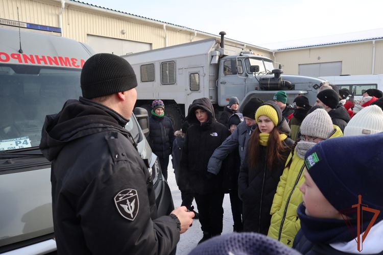 Военнослужащие и сотрудники Росгвардии продолжают заниматься патриотическим воспитанием молодёжи в Сибири