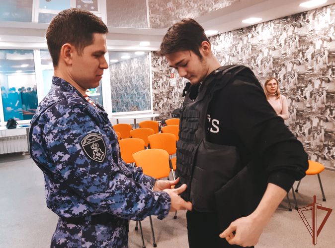 Росгвардейцы Северо-Западного округа провели встречи со школьниками и студентами