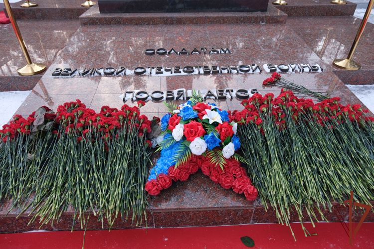 Представители Росгвардии возложили цветы к Вечному огню Широкореченского мемориального комплекса в Екатеринбурге