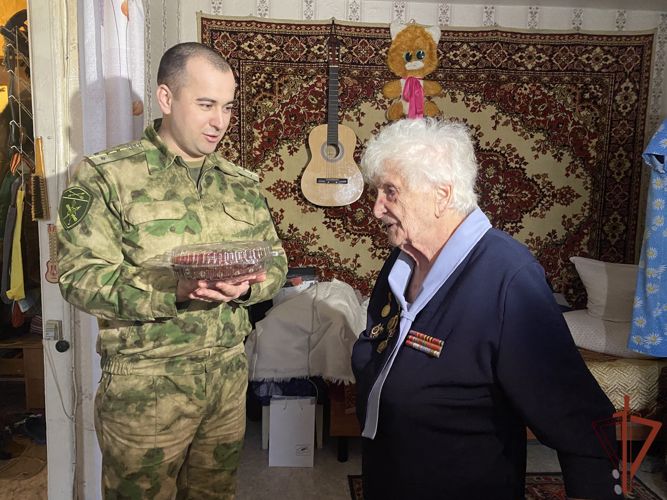Росгвардия поздравила с Днём рождения участницу Великой Отечественной войны в Томске