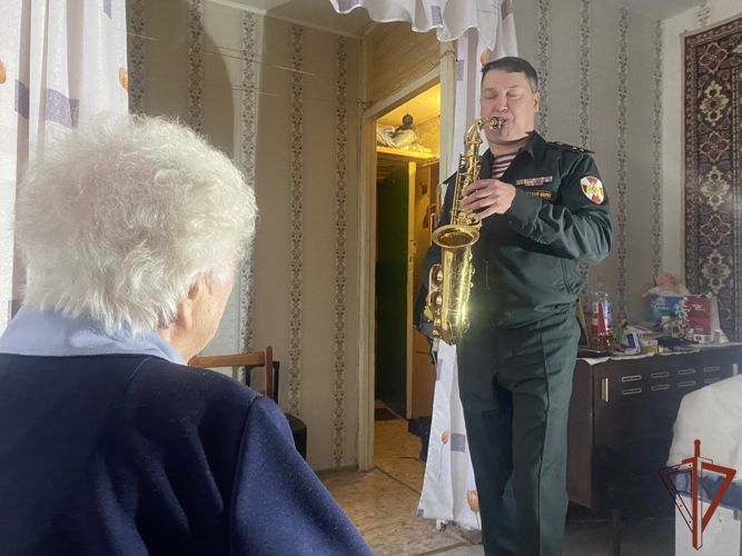 Росгвардия поздравила с Днём рождения участницу Великой Отечественной войны в Томске