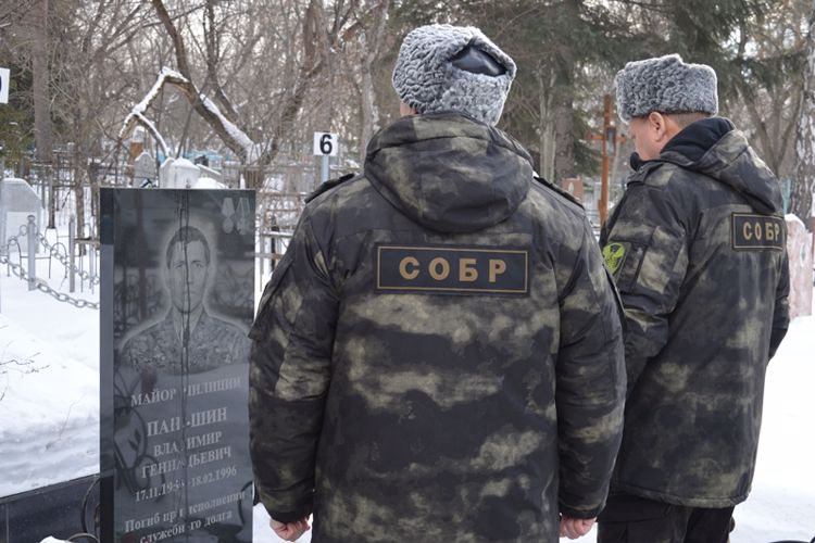 Память погибших офицеров СОБР почтили в  Алтайском крае 