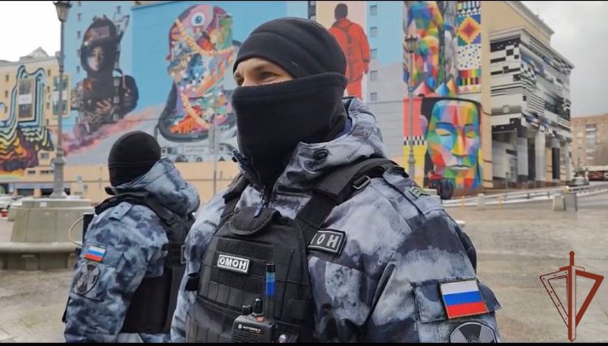 Сотрудники Росгвардии провели профилактическое мероприятие по безопасности на железнодорожном транспорте в Москве