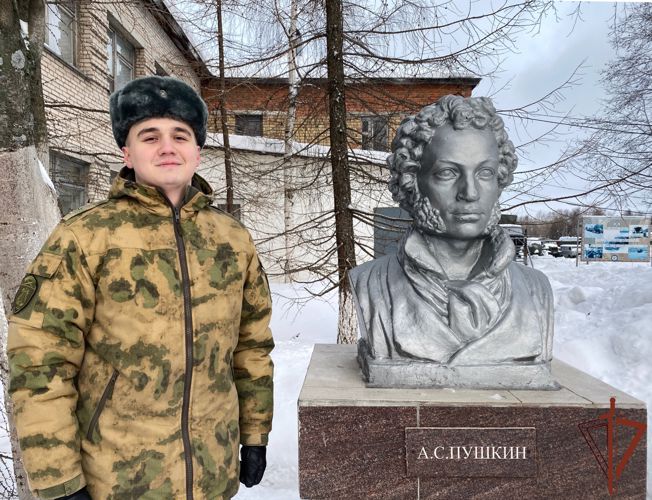 Военнослужащие Росгвардии рассказали журналистам об истории создания памятника А.С. Пушкину