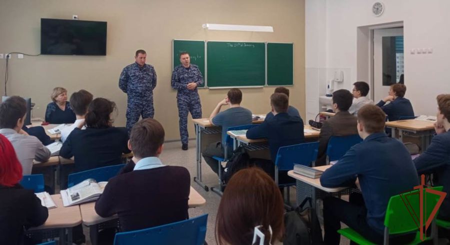 В Уральском округе военнослужащие и сотрудники Росгвардии провели ряд молодёжных патриотических мероприятий