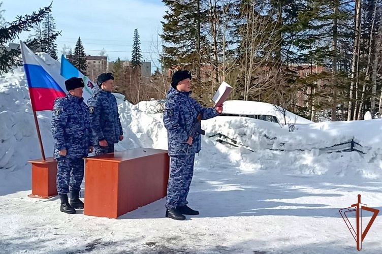 Сотрудники вневедомственной охраны Росгвардии приняли присягу в Сибири