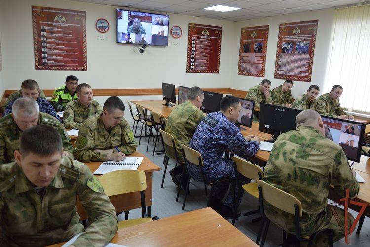 Замкомандующего Сибирским округом Росгвардии проверил состояние техники алтайского управления ведомства