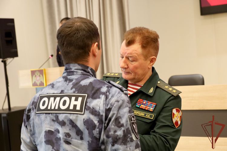 Командующий Приволжским округом Росгвардии в Казани вручил госнаграды участникам СВО (видео)
